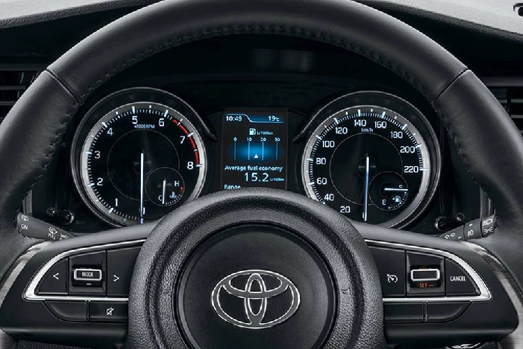 Bản SX tầm trung có thêm sấy kính sau, gương chiếu hậu chỉnh điện, vô lăng đa chức năng, màn hình cảm ứng trung tâm 7 inch, hỗ trợ Apple CarPlay/Android Auto, hệ thống âm thanh 4 loa, bệ tì tay giữa hàng ghế trước, cửa gió điều hòa dành cho hàng ghế sau, tính năng mở/khóa cửa từ xa, camera lùi, hệ thống kiểm soát hành trình và hỗ trợ khởi hành ngang dốc.