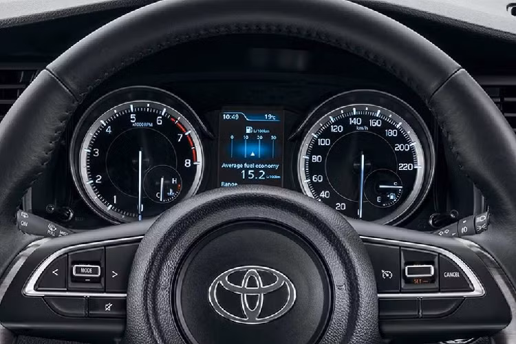 Bản SX tầm trung có thêm sấy kính sau, gương chiếu hậu chỉnh điện, vô lăng đa chức năng, màn hình cảm ứng trung tâm 7 inch, hỗ trợ Apple CarPlay/Android Auto, hệ thống âm thanh 4 loa, bệ tì tay giữa hàng ghế trước, cửa gió điều hòa dành cho hàng ghế sau, tính năng mở/khóa cửa từ xa, camera lùi, hệ thống kiểm soát hành trình và hỗ trợ khởi hành ngang dốc.