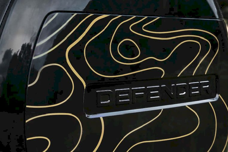 Mẫu xe SUV Land Rover Defender Trophy Edition sử dụng động cơ 6 xi-lanh thẳng hàng, dung tích 3.0 lít tăng áp kết hợp với mô tơ điện cho công suất 395 mã lực và 550 Nm mô-men xoắn. Thiết lập này cho phép xe có khả năng tăng tốc từ 0-96 km/h trong 6,3 giây, trước khi đạt vận tốc tối đa là 192 km/h.