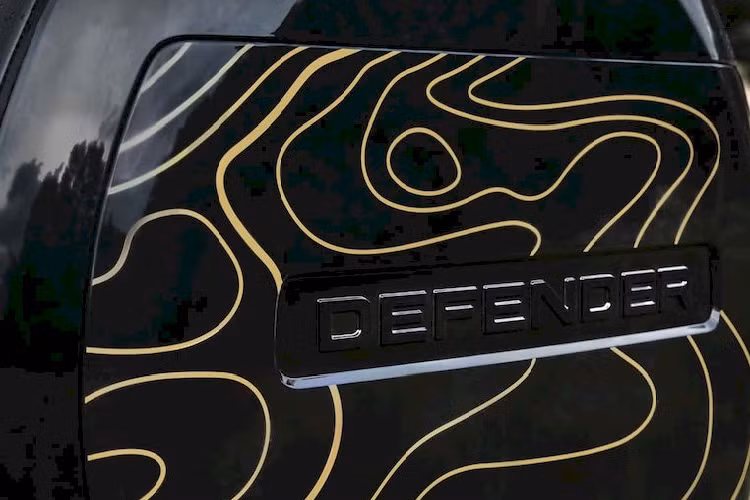 Mẫu xe SUV Land Rover Defender Trophy Edition sử dụng động cơ 6 xi-lanh thẳng hàng, dung tích 3.0 lít tăng áp kết hợp với mô tơ điện cho công suất 395 mã lực và 550 Nm mô-men xoắn. Thiết lập này cho phép xe có khả năng tăng tốc từ 0-96 km/h trong 6,3 giây, trước khi đạt vận tốc tối đa là 192 km/h.