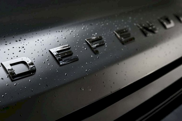 Defender Trophy Edition 2023 được trang bị gói nâng cấp ngoại thất Trophy Edition kết hợp với màu sơn Đen mờ Santorini độc quyền. Gói này bao gồm giá nóc, hộp nóc, móc kéo và tấm chắn bùn ở phía trước và sau. Các đường nét uốn lượn được sơn trên thân xe lấy cảm hứng từ bản đồ địa hình các vùng đồi núi hiểm trở - nơi thám hiểm lý tưởng của các chủ xe Defender ưa off-road. Bên trong, xe có nội thất bọc da Ebony và huy hiệu đặc biệt