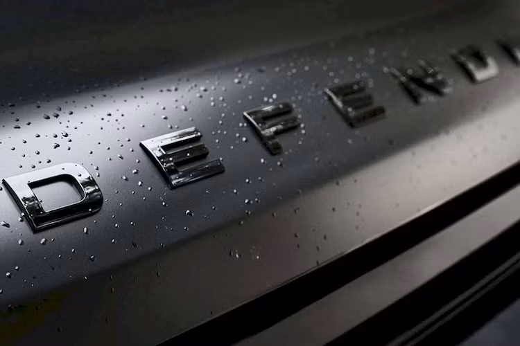 Defender Trophy Edition 2023 được trang bị gói nâng cấp ngoại thất Trophy Edition kết hợp với màu sơn Đen mờ Santorini độc quyền. Gói này bao gồm giá nóc, hộp nóc, móc kéo và tấm chắn bùn ở phía trước và sau. Các đường nét uốn lượn được sơn trên thân xe lấy cảm hứng từ bản đồ địa hình các vùng đồi núi hiểm trở - nơi thám hiểm lý tưởng của các chủ xe Defender ưa off-road. Bên trong, xe có nội thất bọc da Ebony và huy hiệu đặc biệt