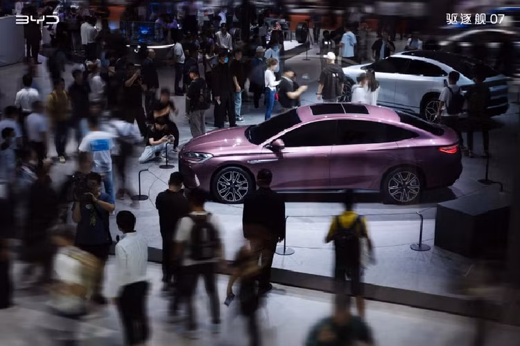 Việc này vừa phục vụ nhu cầu xuất khẩu xe, vừa giúp tránh thuế quan và cải thiện hình ảnh ở lục địa già. Nếu như các hãng xe Trung Quốc rất dễ dàng gia nhập vào thị trường ở Châu Âu, thì ở một số khu vực như Ấn Độ, Bắc Mỹ hay Thổ Nhĩ Kỳ lại khá khó khăn. Lý do bởi những lo ngại về tình hình chính trị và chính quyền địa phương không ưu ái xe nhập khẩu từ Trung Quốc.