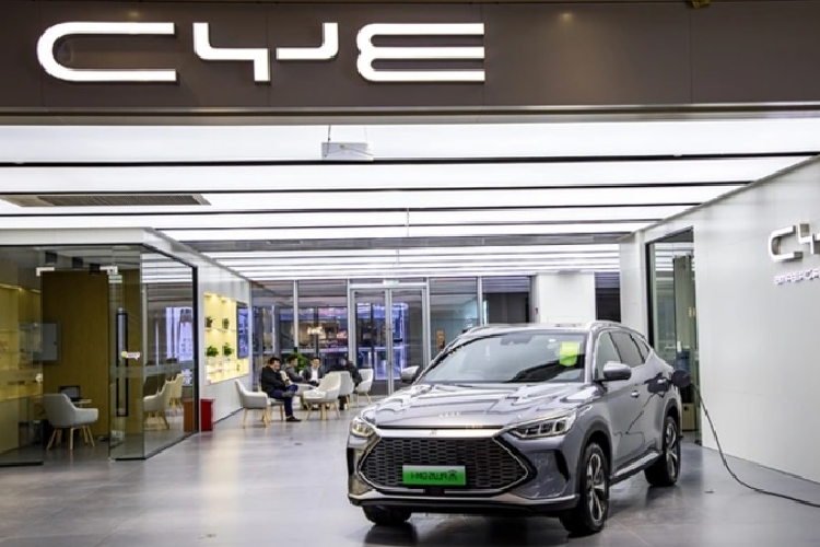 Qua đó, từng bước giúp các nhà sản xuất ôtô Trung Quốc mở rộng phạm vi phân phối. Các hãng xe Trung Quốc đang là những doanh nghiệp đi đầu trong lĩnh vực xe điện. BYD hiện là một trong những nhà sản xuất ôtô điện lớn nhất và được hỗ trợ bởi tỷ phú Warren Buffet. Năm 2022, hãng này bán được hơn 911.000 xe điện trên toàn cầu. 