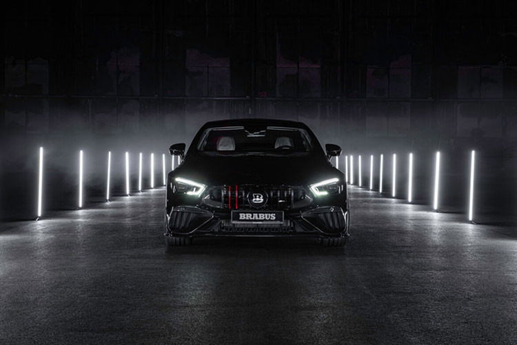 Mức giá xe Brabus 930 bán ra khoảng 323.435 euro (khoảng 8,2 tỷ đồng), chưa bao gồm thuế phí. Xe được bảo hành 3 năm hoặc 100.000 km, tuỳ điều kiện nào đến trước.