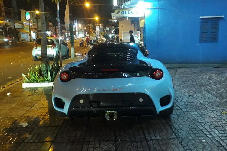 Lotus Evora GT độc nhất Việt Nam có màu xanh nước biển cùng với nhiều chi tiết bằng carbon và màu cam, điểm thú vị của chiếc xe thể thao Lotus Evora GT độc nhất Việt Nam là phần mui xe có thể tháo rời bằng tay, trong khoang lái xe có ghế thể thao, hộp số sẽ có 2 tùy chọn là tự động hoặc số sàn.