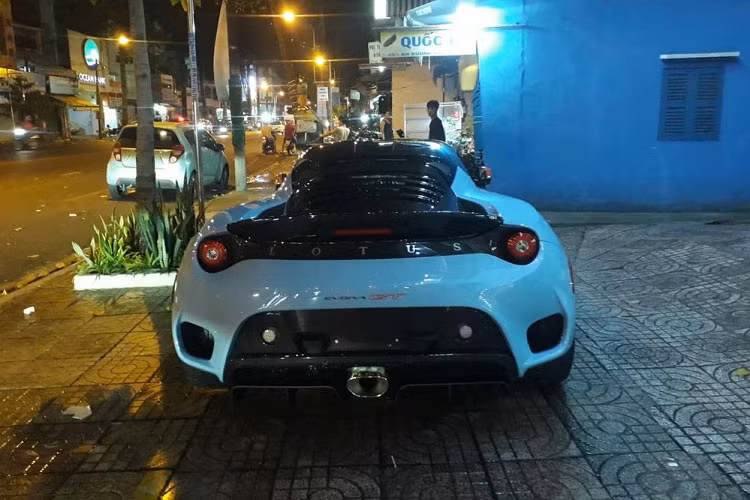 Lotus Evora GT độc nhất Việt Nam có màu xanh nước biển cùng với nhiều chi tiết bằng carbon và màu cam, điểm thú vị của chiếc xe thể thao Lotus Evora GT độc nhất Việt Nam là phần mui xe có thể tháo rời bằng tay, trong khoang lái xe có ghế thể thao, hộp số sẽ có 2 tùy chọn là tự động hoặc số sàn.