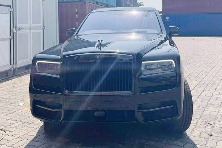 Ngoài chiếc SUV hạng sang Mercedes-AMG G63 hơn 11 tỷ bị bỏ rơi này, ở cảng Hải Phòng còn có xe siêu sang Rolls-Royce Cullinan trị giá khoảng 40 tỷ đồng và Mercedes-Benz GLS 63 hơn 10 tỷ khác cũng đã được Chi cục Hải quan cửa khẩu cảng Đình Vũ phát thông báo tìm chủ. 