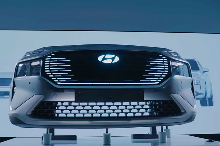 Mẫu SUV này được trang bị bộ mâm hợp kim 5 chấu khá tương đồng với Volvo, ốp kim loại góc cạnh tại cột C (phía sau cửa bên) và giá chằng đồ trên trần.