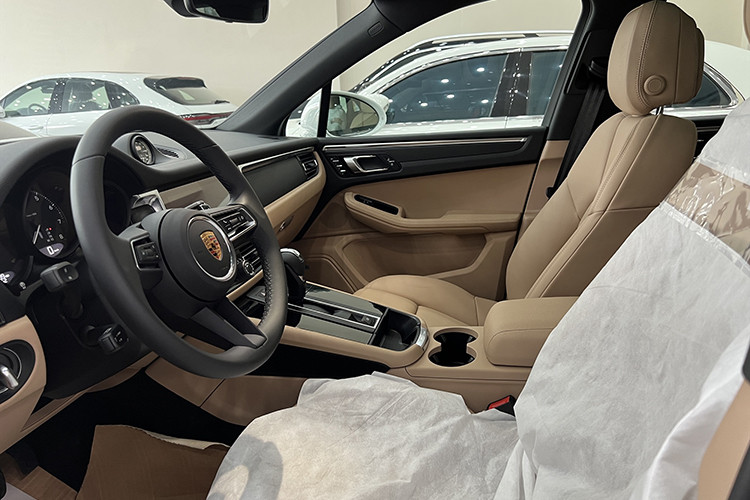 Bước vào trong xe, nội thất được thiết kế, nâng cấp hiện đại, thể thao và sang trọng hơn. Vô lăng 3 chấu bọc da, tích hợp nhiều phím chức năng. Thiết kế được lấy cảm hứng từ dòng xe thể thao Porsche 911.