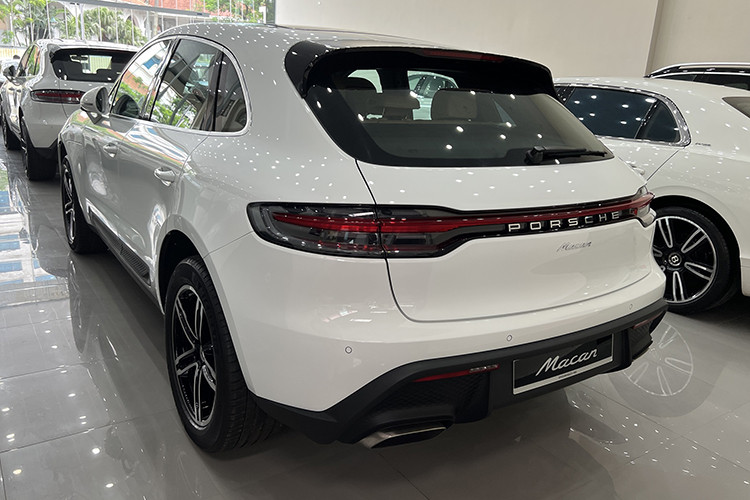 Nếu Lily Chen chọn mua SUV hạng sang Porsche Macan 2023 phiên bản tiêu chuẩn, lúc này xe sẽ được trang bị động cơ 4 xi-lanh, dung tích 2.0 lít tăng áp, có công suất tối đa 261 mã lực.