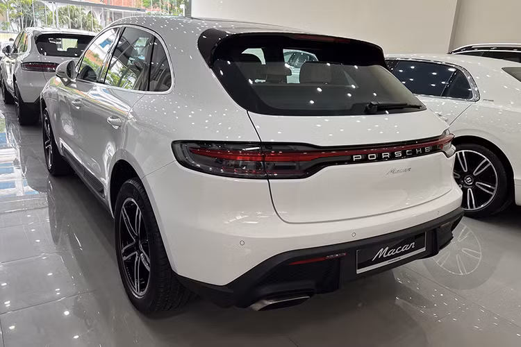 Nếu Lily Chen chọn mua SUV hạng sang Porsche Macan 2023 phiên bản tiêu chuẩn, lúc này xe sẽ được trang bị động cơ 4 xi-lanh, dung tích 2.0 lít tăng áp, có công suất tối đa 261 mã lực.
