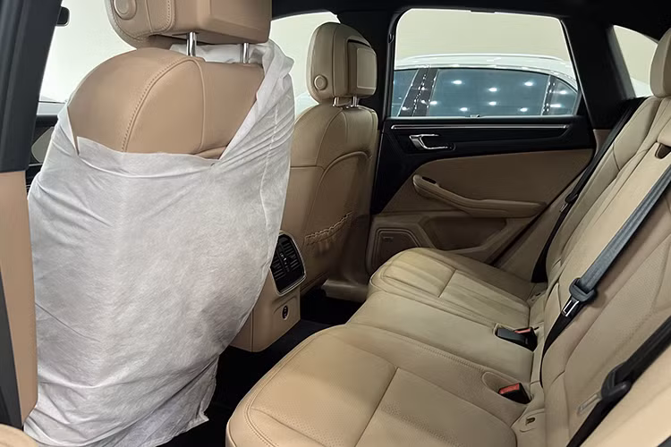 Xe sở hữu màn hình thông tin giải trí kích thước 10.9 inch, hỗ trợ kết nối Apple Carplay, Android Auto... Cần số thiết kế đơn giản, bọc da. Phanh tay điện tử được trang bị tiêu chuẩn. Các phím chức năng trên trung tâm điều khiển đã chuyển sang dạng cảm ứng giúp không gian trở lên thoáng và ngăn nắp hơn.