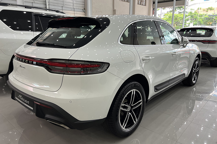 Khá thú vị là Lily Chen đã trao toàn quyền quyết định chọn mua xe mới cho 1 người quen biết, chỉ đến khi cô đến nhận bàn giao xe, mới biết số tiền mình chuyển khoản cho người này là để tậu 1 chiếc xe SUV hạng sang Porsche Macan đời mới.