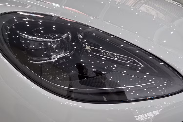 Chiếc Porsche Macan của Lily Chen sở hữu kích thước tổng thể DxRxC lần lượt 4.726x1.922x1.621 mm, chiều dài cơ sở đạt 2.807 mm. Xe có dải đèn daylight được đặt lên thanh ngang đầu tiên được bố trí ở hốc gió ở hai bên đầu xe. Cụm đèn pha/ cos và dải đèn daylight sử dụng công nghệ LED và vẫn giữ thiết kế đặc trưng của hãng xe sang Porsche. 