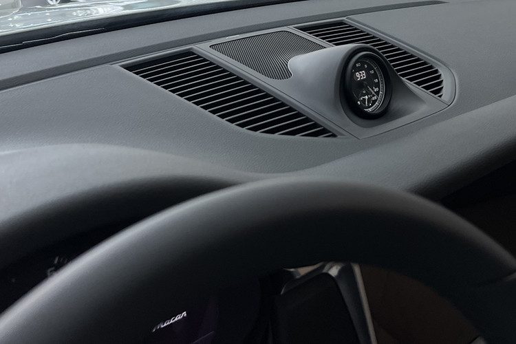 Phía sau vô lăng là cụm đồng hồ kỹ thuật số, thiết kế kiểu truyền thống hiển thị các thông số của xe. Một chiếc đồng hồ analog nằm ở chính giữa táp lô được trang bị tiêu chuẩn. Đây cũng là thiết kế mang tính nhận diện thương hiệu cho hãng xe sang của Đức - Porsche. 