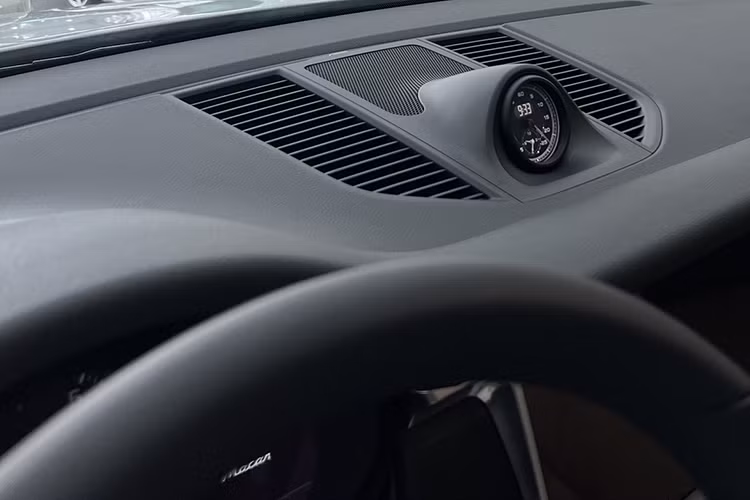 Phía sau vô lăng là cụm đồng hồ kỹ thuật số, thiết kế kiểu truyền thống hiển thị các thông số của xe. Một chiếc đồng hồ analog nằm ở chính giữa táp lô được trang bị tiêu chuẩn. Đây cũng là thiết kế mang tính nhận diện thương hiệu cho hãng xe sang của Đức - Porsche. 