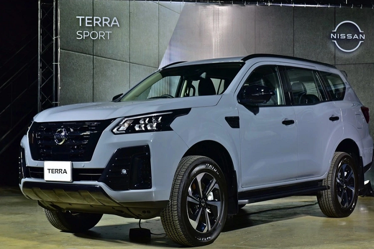 Ngoài ra, xe còn sở hữu những trang bị đáng chú ý như đèn pha LED, cửa cốp đóng/mở chỉnh điện, tích hợp cảm biến đá cốp, bảng đồng hồ với màn hình đa thông tin 7 inch, màn hình cảm ứng trung tâm 8 inch, hỗ trợ Apple CarPlay/Android Auto không dây, hệ thống âm thanh Bose 8 loa, màn hình 11 inch trên trần xe dành cho hàng ghế sau, điều hòa tự động hai vùng và cửa gió cho hàng ghế sau.