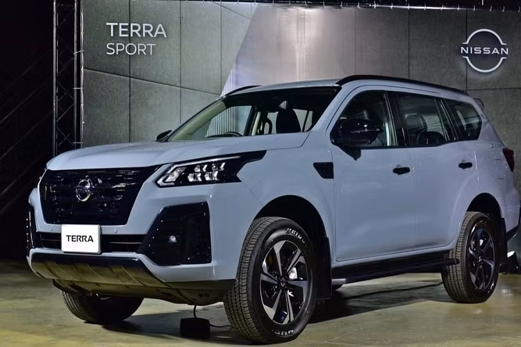 Ngoài ra, xe còn sở hữu những trang bị đáng chú ý như đèn pha LED, cửa cốp đóng/mở chỉnh điện, tích hợp cảm biến đá cốp, bảng đồng hồ với màn hình đa thông tin 7 inch, màn hình cảm ứng trung tâm 8 inch, hỗ trợ Apple CarPlay/Android Auto không dây, hệ thống âm thanh Bose 8 loa, màn hình 11 inch trên trần xe dành cho hàng ghế sau, điều hòa tự động hai vùng và cửa gió cho hàng ghế sau.