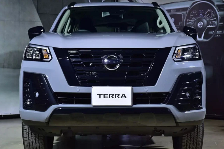 Theo tin đồn, Nissan Terra Sport tại Việt Nam sẽ được trang bị động cơ diesel 4 xi-lanh, tăng áp, dung tích 2.5L, sản sinh công suất tối đa 190 mã lực và mô-men xoắn cực đại 450 Nm. Cùng với đó là hộp số tự động 7 cấp, hệ dẫn động 2 cầu 4x4 với khóa vi sai điện tử trên cầu sau và hệ thống gài cầu điện tử.