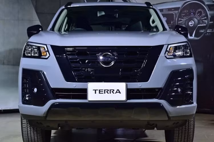 Theo tin đồn, Nissan Terra Sport tại Việt Nam sẽ được trang bị động cơ diesel 4 xi-lanh, tăng áp, dung tích 2.5L, sản sinh công suất tối đa 190 mã lực và mô-men xoắn cực đại 450 Nm. Cùng với đó là hộp số tự động 7 cấp, hệ dẫn động 2 cầu 4x4 với khóa vi sai điện tử trên cầu sau và hệ thống gài cầu điện tử.