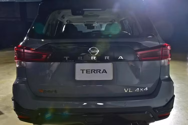 Doanh số của Nissan Terra ở những thị trường lớn khác như Trung Quốc cũng không khả quan, đây chính là thị trường phân phối đầu tiên của mẫu xe này vào năm 2018. Tại Việt Nam, Nissan Terra cũng từng được phân phối nhưng chưa bao giờ "có cửa" cạnh tranh với Toyota Fortuner hay Ford Everest. Thiếu sót lớn nhất của mẫu SUV 7 chỗ này ở Việt Nam chính là không có động cơ diesel như các đối thủ.