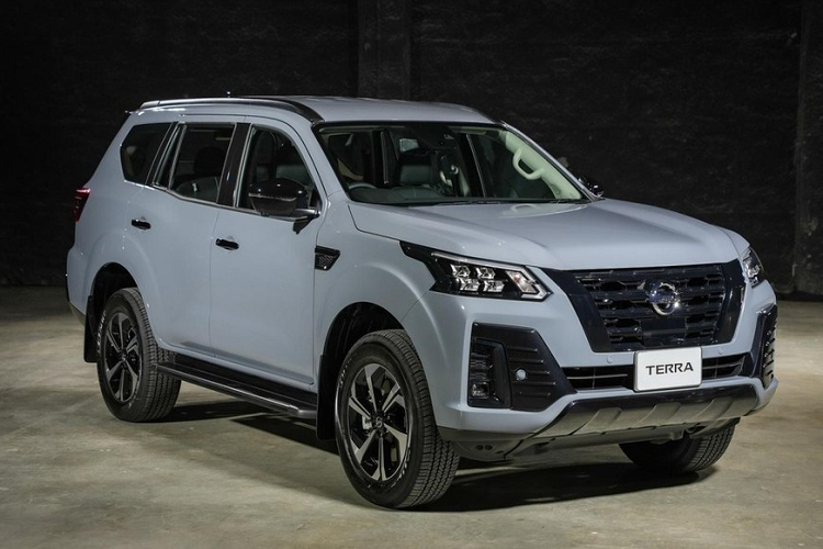 Nissan Terra lần đầu tiên trình làng vào năm 2018 và hiện mới có 1 thế hệ. Tuy nhiên, mẫu xe này hiện đang đứng trước viễn cảnh sớm bị khai tử. Theo giới truyền thông Philippines, một nguồn tin nắm rõ kế hoạch tương lai của Nissan cho biết Terra sẽ bị khai tử. Nói cách khác, hãng Nissan sẽ không phát triển thế hệ thứ hai của mẫu SUV 7 chỗ này. Thời điểm Nissan Terra bị ngừng bán có thể là năm 2027.