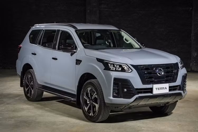 Nissan Terra lần đầu tiên trình làng vào năm 2018 và hiện mới có 1 thế hệ. Tuy nhiên, mẫu xe này hiện đang đứng trước viễn cảnh sớm bị khai tử. Theo giới truyền thông Philippines, một nguồn tin nắm rõ kế hoạch tương lai của Nissan cho biết Terra sẽ bị khai tử. Nói cách khác, hãng Nissan sẽ không phát triển thế hệ thứ hai của mẫu SUV 7 chỗ này. Thời điểm Nissan Terra bị ngừng bán có thể là năm 2027.
