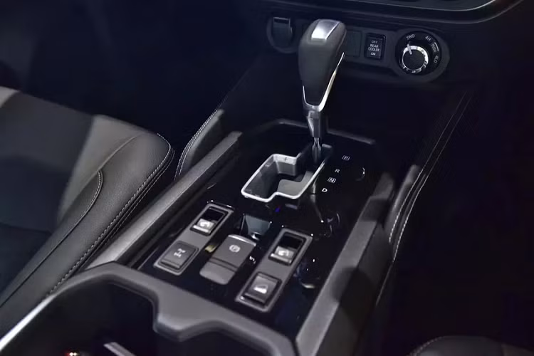 Thế nhưng, ở những thị trường khác như Thái Lan, Nissan Terra lại bán khá chậm. Mặc dù là xe sản xuất tại Thái Lan nhưng mẫu xe này vẫn bị đánh thuế cao ở xứ sở Chùa vàng, dẫn đến giá bán 1,199 triệu Baht (khoảng 817 triệu đồng). Tương tự Thái Lan, Nissan Terra cũng không được ưa chuộng tại Indonesia vì giá cao, khởi điểm từ 749,9 triệu Rupiah (khoảng 1,18 tỷ đồng).