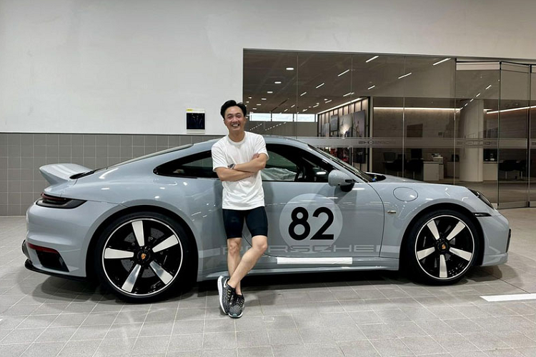 Trong khi chiếc xe Porsche 911 Sport Classic của ông Đặng Lê Nguyên Vũ đã lộ diện biển số rất đẹp ra, chiếc còn lại, Porsche 911 Sport Classic 2023 của Cường Đô la chỉ mới lộ ảnh bàn giao xe. Nhưng đến nay, Cường Đô la đã giải đáp thắc mắc cho cộng đồng mạng về chiếc xe thể thao giới hạn Porsche 911 Sport Classic 2023 của mình mang biển số gì.