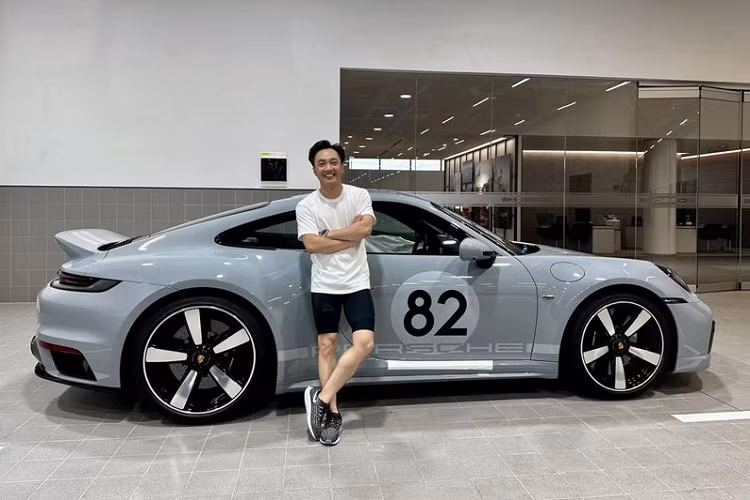 Trong khi chiếc xe Porsche 911 Sport Classic của ông Đặng Lê Nguyên Vũ đã lộ diện biển số rất đẹp ra, chiếc còn lại, Porsche 911 Sport Classic 2023 của Cường Đô la chỉ mới lộ ảnh bàn giao xe. Nhưng đến nay, Cường Đô la đã giải đáp thắc mắc cho cộng đồng mạng về chiếc xe thể thao giới hạn Porsche 911 Sport Classic 2023 của mình mang biển số gì.