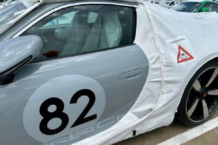 Biển số này cũng khá đẹp về mặt phong thủy với 2 số cuối tượng trưng cho năm phát tài. Như vậy, cả 2 chiếc xe thể thao giới hạn Porsche 911 Sport Classic 2023 tại Việt Nam đều đã hoàn thành xong các thủ tục đăng ký biển số. Trong đó, Cường Đô la sẽ nhanh chóng mang Porsche 911 Sport Classic xuống đường, còn ông Vũ, phải chờ vào ngẫu hứng của doanh nhân này có chịu lái chiếc xe ra phố.