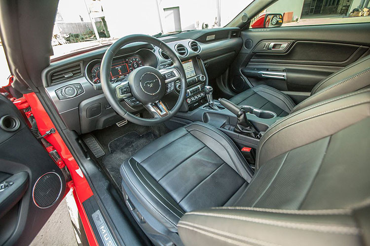 Sau khi mua lại chiếc xe độ Hennessey Heritage Edition Mustang này, chủ xe ở Cần Thơ đã cho ngựa chiến dán lại bộ áo màu trắng cùng 2 sọc kép màu vàng, từ bỏ màu sơn đỏ cùng sọc kép màu trắng rất cá tính trên xe độ Hennessey Heritage Edition Mustang. 