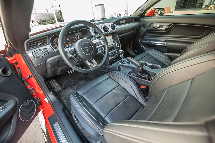 Sau khi mua lại chiếc xe độ Hennessey Heritage Edition Mustang này, chủ xe ở Cần Thơ đã cho ngựa chiến dán lại bộ áo màu trắng cùng 2 sọc kép màu vàng, từ bỏ màu sơn đỏ cùng sọc kép màu trắng rất cá tính trên xe độ Hennessey Heritage Edition Mustang. 