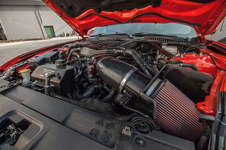 Nhưng quan trọng nhất chính là bộ áo đỏ Race kết hợp với 2 sọc màu trắng cỡ lớn chạy dài từ nắp capô, lên trần và kết thúc đuôi xe cùng con số 1, nếu cảm thấy bộ áo này quen thuộc, đó chính là màu sơn của siêu xe Ford GT Heritage Edition đã có 1 chiếc tại Việt Nam.