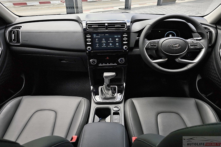 Tiếp đến là tính năng khởi động bằng nút bấm, khởi động máy từ xa, điều hòa tự động, màn hình cảm ứng trung tâm 8 inch, hỗ trợ Apple CarPlay/Android Auto, hệ thống âm thanh Bose 8 loa, sạc điện thoại không dây, đèn viền LED trang trí nội thất thay đổi màu theo tâm trạng, ghế lái chỉnh điện 6 hướng, cổng sạc 12V, cổng USB và cửa sổ trời toàn cảnh Panorama.