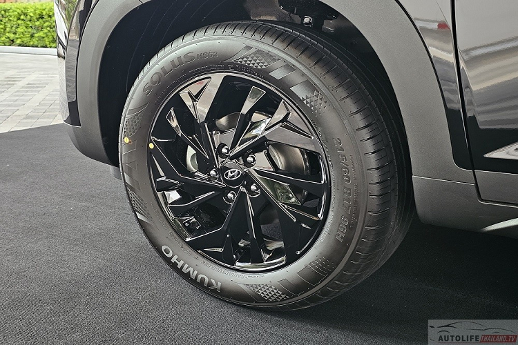 Cụ thể, lưới tản nhiệt Parametric Jewel của xe được sơn màu khói trong khi viền bao quanh hốc gió trung tâm trên cản trước và hốc gió giả trên cản sau đều được chuyển từ màu bạc sang màu đen. Tương tự như vậy, baga nóc, cột C và vành hợp kim 17 inch của xe cũng được sơn màu đen. Xe chỉ có 1 màu sơn ngoại thất là đen Night Pearl.