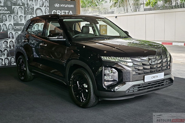 Ngoài những thay đổi trên, Hyundai Creta Black Edition ở Thái Lan sở hữu trang bị ngoại thất và nội thất không khác gì bản thường. Xe cũng có đèn pha LED phản xạ đa hướng với tính năng bật/tắt tự động, dải đèn LED định vị ban ngày thiết kế ẩn, tích hợp vào lưới tản nhiệt, đèn hậu LED, đèn phanh LED trên cao, ăng-ten vây cá và gương chiếu hậu gập điện, chỉnh điện.