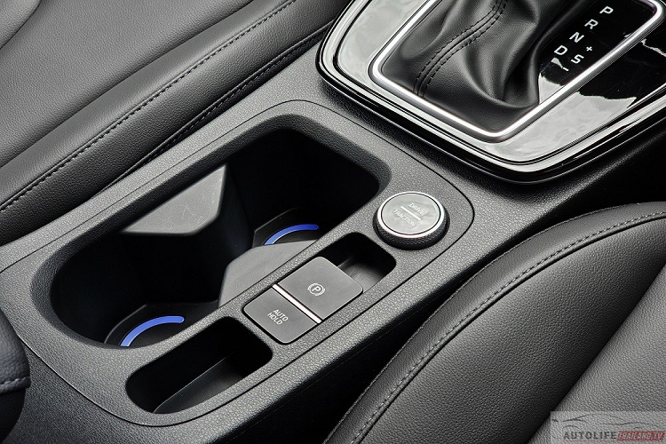 Động cơ của Hyundai Creta Black Edition vẫn là máy xăng 4 xi-lanh, dung tích 1.5L với công suất tối đa 115 mã lực tại tua máy 6.300 vòng/phút và mô-men xoắn cực đại 144 Nm tại tua máy 4.500 vòng/phút. Động cơ đi với hộp số biến thiên vô cấp thông minh iVT và hệ dẫn động cầu trước. Xe có 4 chế độ lái là Normal, Eco, Sport và Smart. Bên cạnh đó là 3 chế độ của hệ thống kiểm soát lực kéo, gồm có Snow, Mud và Sand.