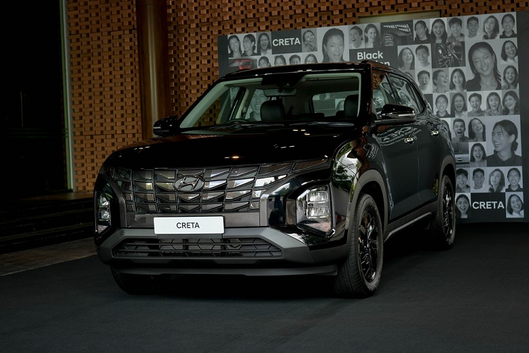 Mẫu xe SUV Hyundai Creta Black Edition dành cho thị trường Thái Lan sở hữu ngoại hình tương tự phiên bản Dynamic Black Edition từng ra mắt tại Indonesia vào tháng 2 năm nay. Đúng như tên gọi, mẫu xe này sở hữu mọi chi tiết ngoại thất đều sơn màu tối.