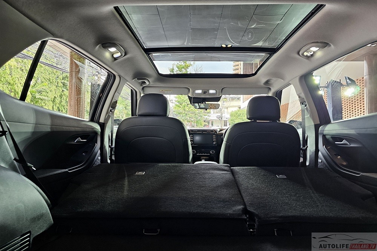 Tại Việt Nam, Hyundai Creta không có sạc điện thoại không dây, ghế lái chỉnh điện và cửa sổ trời toàn cảnh. Tuy nhiên, xe ở Việt Nam lại dùng màn hình cảm ứng trung tâm lớn hơn với kích thước 10,25 inch. Trang bị an toàn của Hyundai Creta Black Edition tương đối đầy đủ với 6 túi khí, camera lùi, cảnh báo áp suất lốp, cảm biến lùi phía sau, hệ thống kiểm soát hành trình, nhắc nhở còn hành khách trên ghế sau, cảnh báo tiền va chạm tích hợp phanh khẩn cấp tự động,...