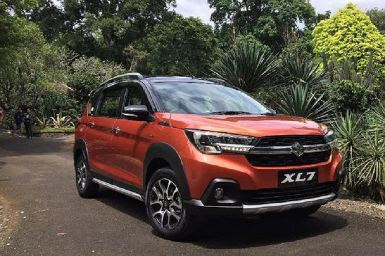So với các đối thủ như Hyundai Stargazer, Mitsubishi Xpander hay Toyota Veloz, XL7 có lợi thế cạnh tranh về giá, trong khi không gian nội thất và trang bị không quá nổi bật so với các đối thủ. Tổng kết năm 2022, Suzuki XL7 đạt doanh số 6.526 xe, xếp thứ 3 tại nhóm MPV bình dân.
