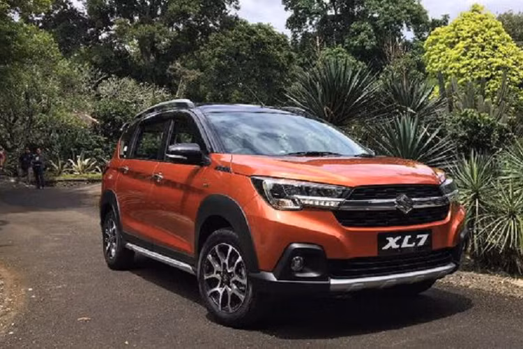 So với các đối thủ như Hyundai Stargazer, Mitsubishi Xpander hay Toyota Veloz, XL7 có lợi thế cạnh tranh về giá, trong khi không gian nội thất và trang bị không quá nổi bật so với các đối thủ. Tổng kết năm 2022, Suzuki XL7 đạt doanh số 6.526 xe, xếp thứ 3 tại nhóm MPV bình dân.
