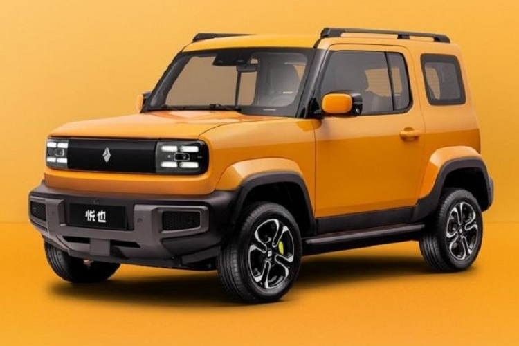 Ngoại hình xe Baojun Yep có dèn pha và đèn hậu áp dụng thiết kế vuông vức, đều dùng công nghệ LED, đèn pha được nối bằng tấm nhựa màu đen còn phía sau là tay nắm cửa cùng tấm ốp tông xuyệt tông màu cam của ngoại thất. Chiếc xe mới cũng sử dụng thiết kế mái treo, ba cửa, với hai cửa bên hông xe, cửa hậu mở sang một bên và giá để hành lý trên nóc.