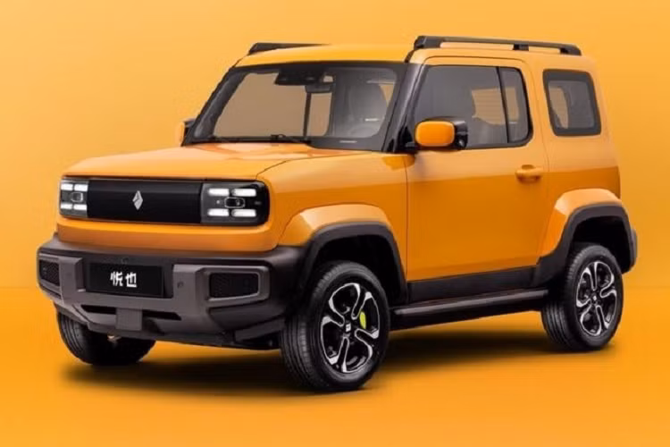 Ngoại hình xe Baojun Yep có dèn pha và đèn hậu áp dụng thiết kế vuông vức, đều dùng công nghệ LED, đèn pha được nối bằng tấm nhựa màu đen còn phía sau là tay nắm cửa cùng tấm ốp tông xuyệt tông màu cam của ngoại thất. Chiếc xe mới cũng sử dụng thiết kế mái treo, ba cửa, với hai cửa bên hông xe, cửa hậu mở sang một bên và giá để hành lý trên nóc.