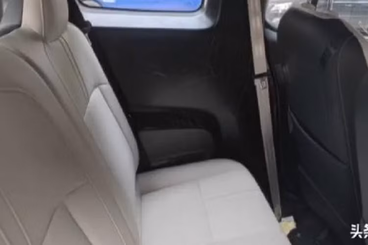 Với ngoại hình khá vuông vức, các số đo cũng như thiết kế giống Suzuki Jimny, mẫu xe điện Baojun Yueye cũng được giới trẻ Trung Quốc gọi là Jimny của Wuling hay xe "Mercedes-Benz G-Class thu nhỏ của Trung Quốc", cái tên nào cũng rất sang.