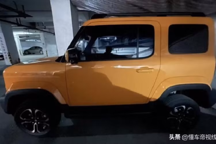 Chiếc xe điện Baojun Yep bị bắt gặp dưới một hầm đỗ xe có nước sơn màu cam sáng và ngoại hình áp dụng phong cách thiết kế cứng cáp với các đường nét sắc sảo, vòm bánh xe nhìn thực tế rất hầm hố.