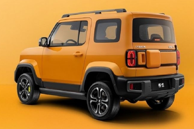 Trong những hình ảnh lần này, chúng ta cũng được chiêm ngưỡng nội thất của chiếc xe mới Baojun Yep với bảng đồng hồ và màn hình điều khiển trung tâm được tích hợp làm một, không gian ghế cũng ở mức chấp nhận được và sử dụng chất liệu da màu trắng, hàng ghế sau chỉ đủ cho 2 người ngồi. 