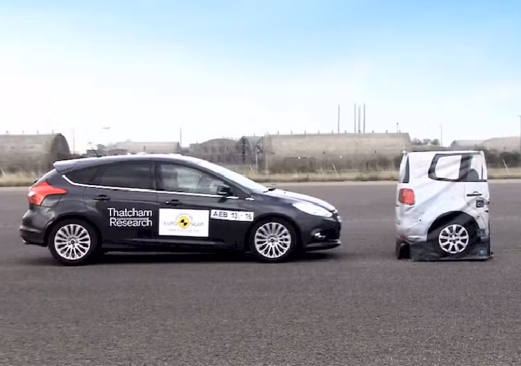 Phanh tu dong khan cap se la trang bi bat buoc tren oto moi