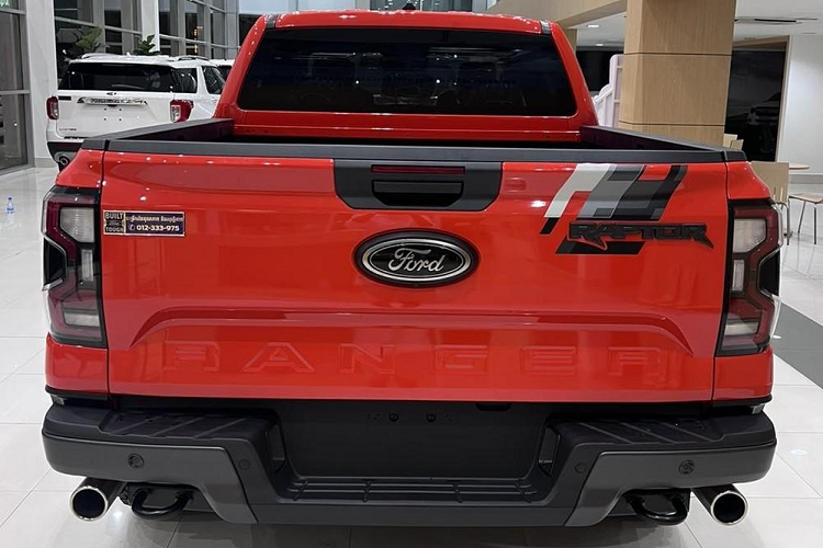 Dòng xe Ranger Raptor 2023 hiện đã được nhiều đại lý Ford ở Đông Nam Á ra mắt cho khách hàng từ khá sớm, điều này đã khiến cho vài người Việt muốn trải nghiệm mẫu xe hiệu suất cao và chiến hơn của Ford Ranger thế hệ mới đang bán trong nước phải chấp nhận mua xe mang biển số Campuchia.